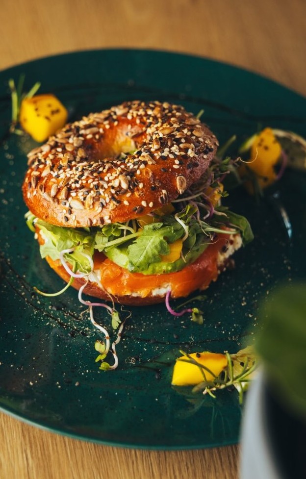 Sezamový bagel s lososem a avokádem